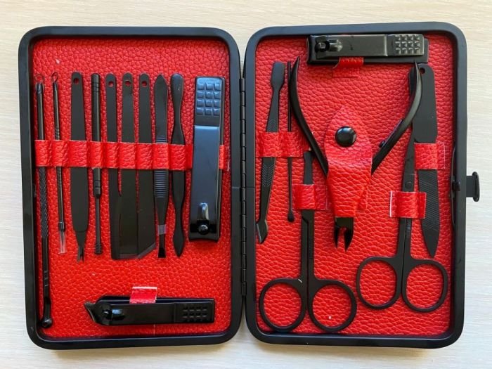 Manicure and pedicure set in a case (18 pcs.)